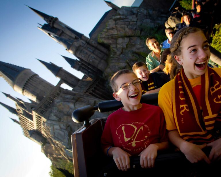 The-Wizarding-World-of-Harry-Potter™---Hogsmeade™